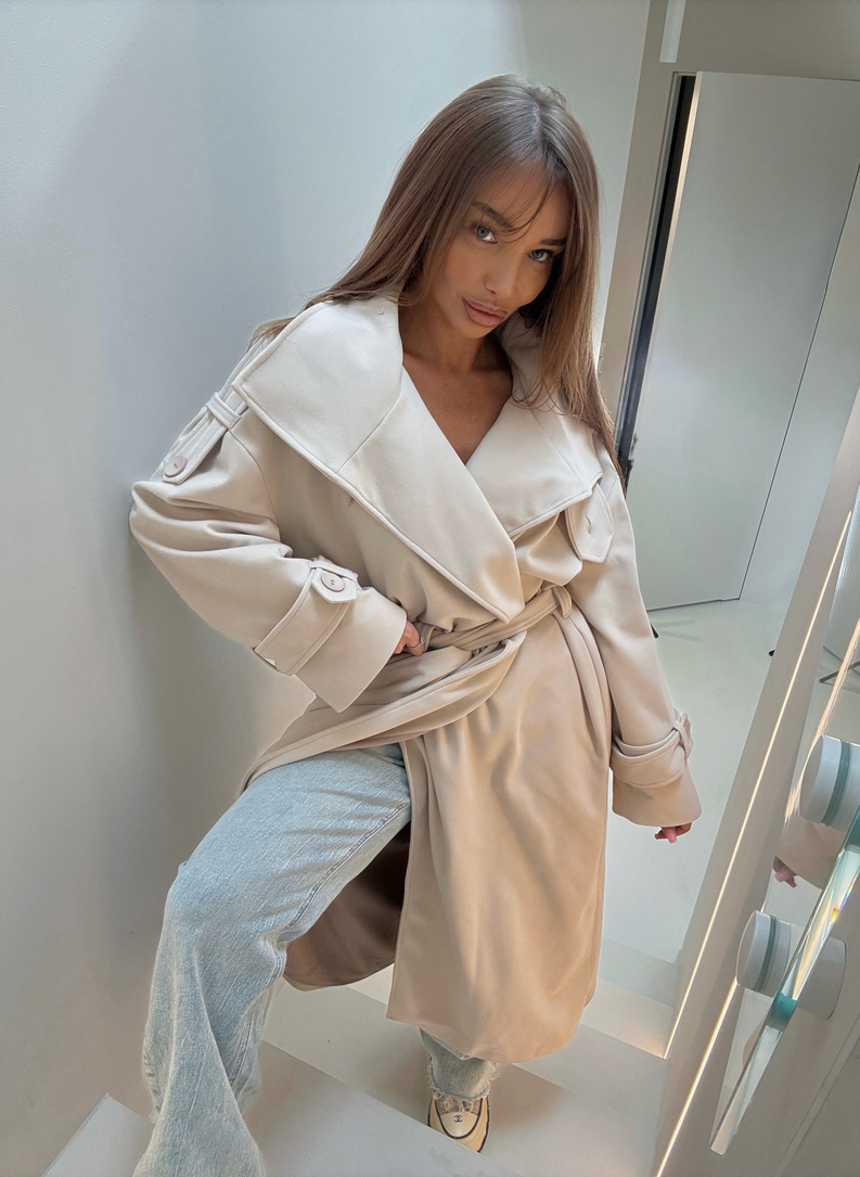 Women’s WICK coat light beige with a high collar and waist tie.
