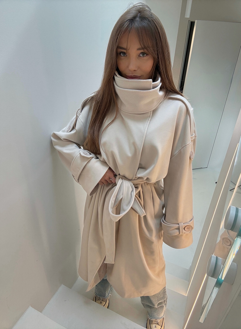 Women’s WICK coat light beige with a high collar and waist tie.