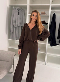 Solid-color women's set with milk chocolate-colored wool