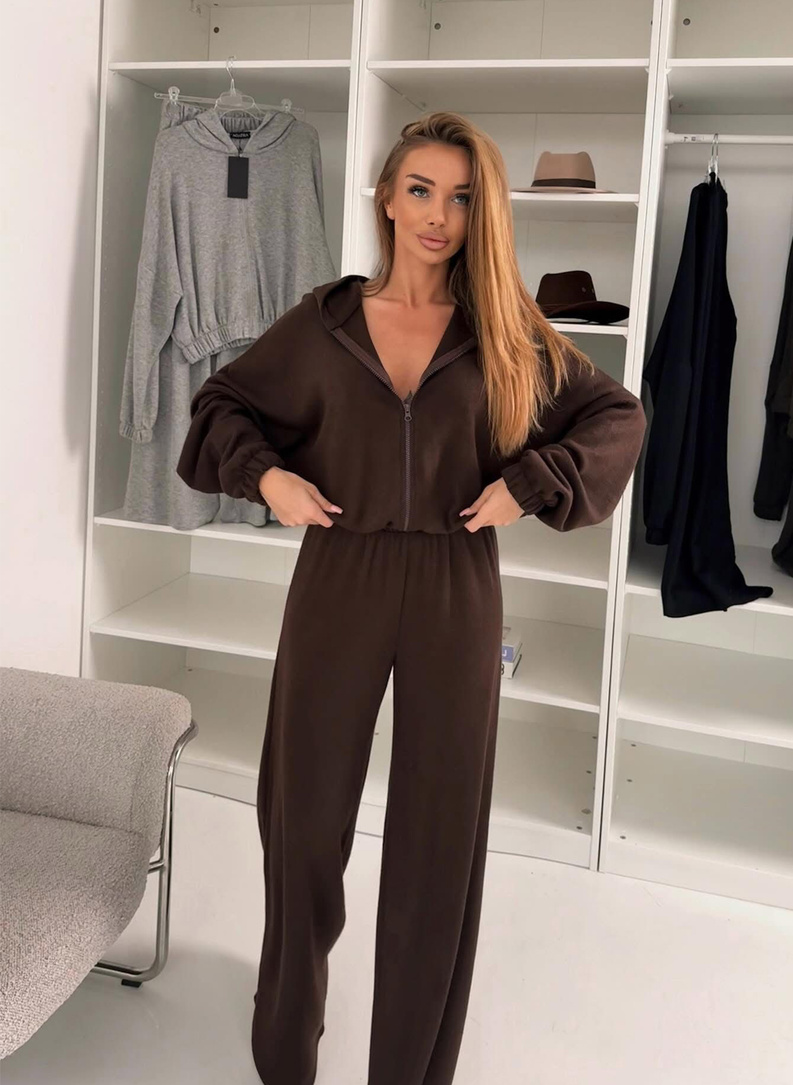 Solid-color women's set with milk chocolate-colored wool