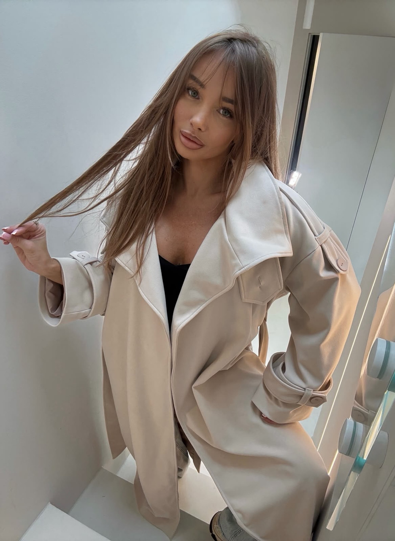 Women’s WICK coat light beige with a high collar and waist tie.