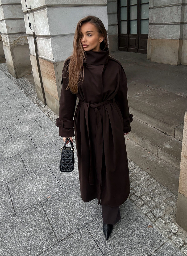 Women’s WICK coat brown with a high collar and waist tie.