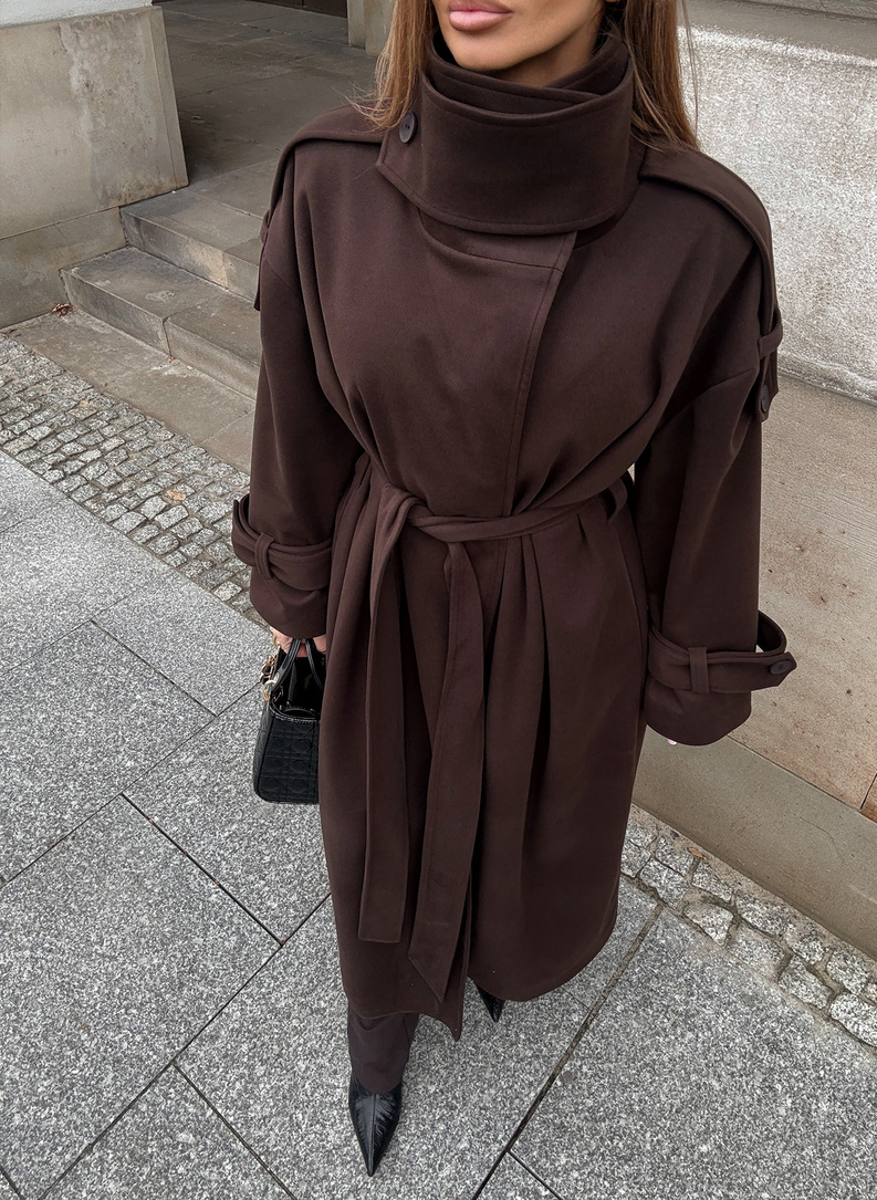 Women’s WICK coat brown with a high collar and waist tie.
