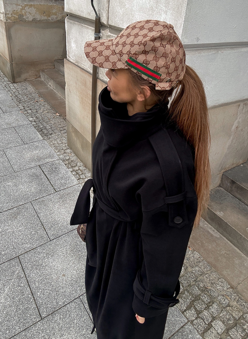 Women’s WICK coat black with a high collar and waist tie.