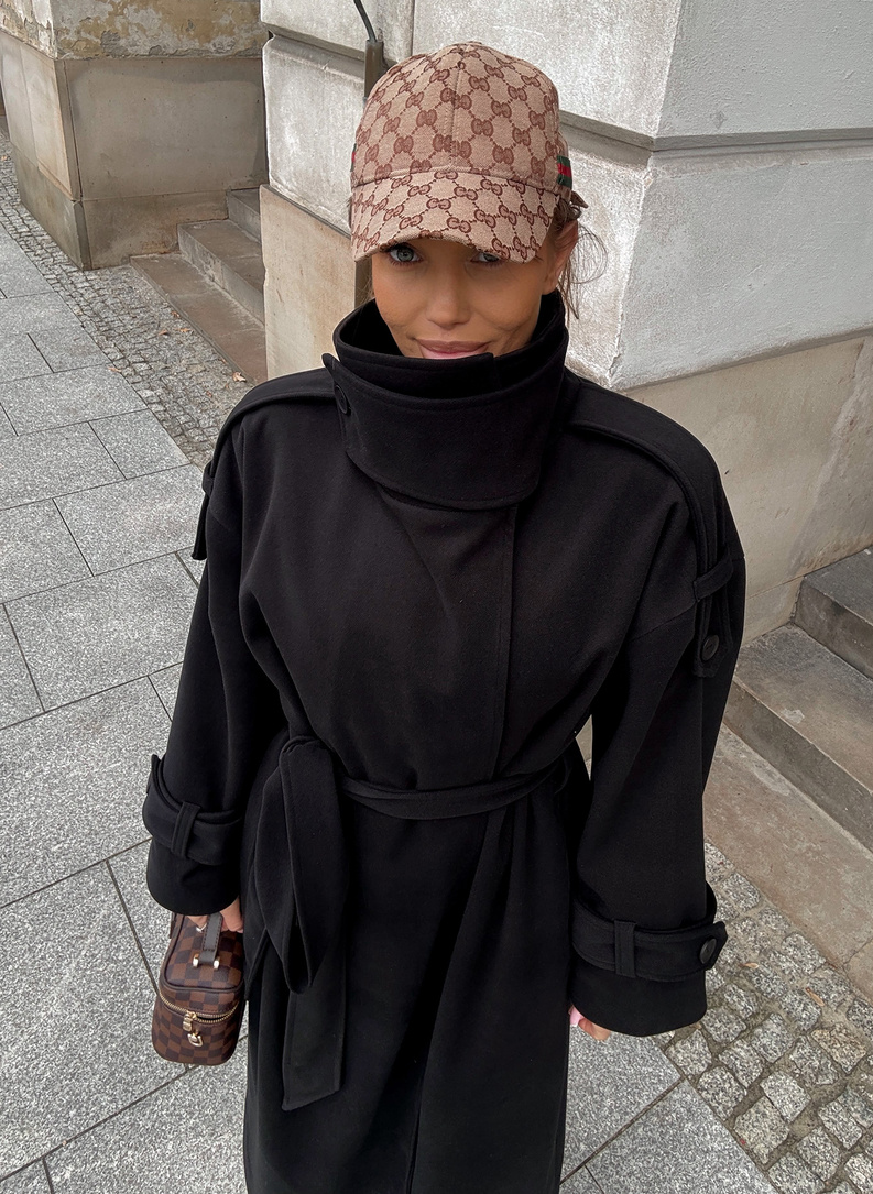 Women’s WICK coat black with a high collar and waist tie.
