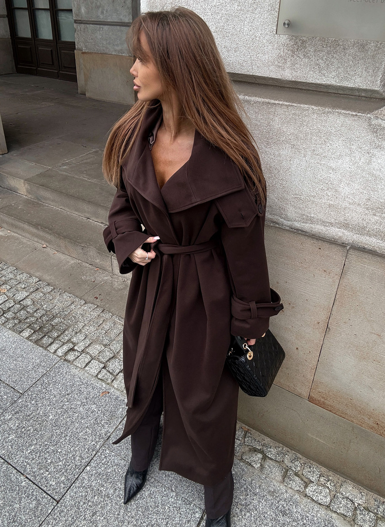Women’s WICK coat brown with a high collar and waist tie.