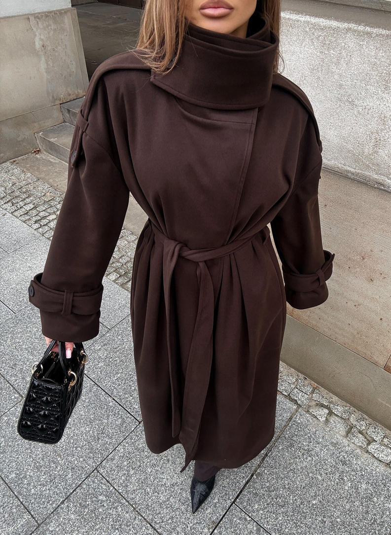 Women’s WICK coat brown with a high collar and waist tie.