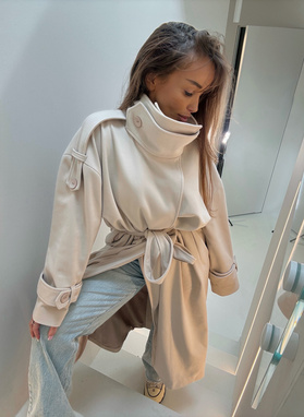 Women’s WICK coat light beige with a high collar and waist tie.