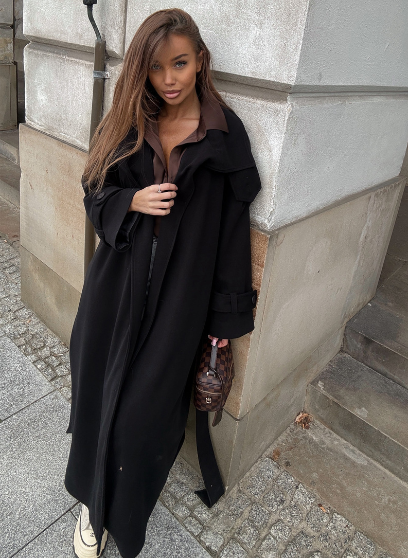 Women’s WICK coat black with a high collar and waist tie.