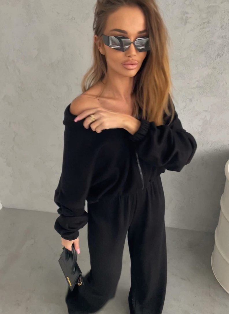 A smooth, black women's set with wool