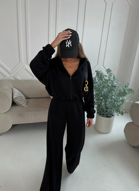 A smooth, black women's set with wool